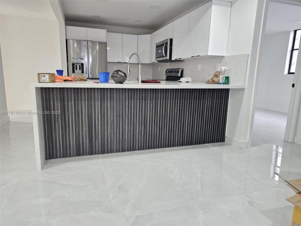 7125 Bay Dr #506 Miami Beach, FL 33141