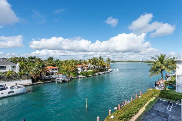 10180 W Bay Hbr Dr #4A Bay Harbor Islands, FL 33154