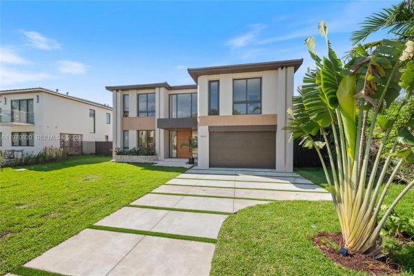 5854 SW 30th St Miami, FL 33155