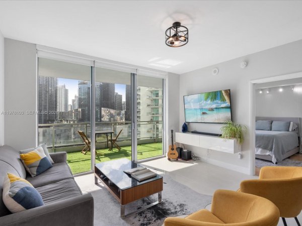 90 SW 3rd St #2015 Miami, FL 33130