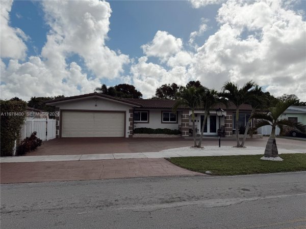 8075 W 18th Ln Hialeah, FL 33014
