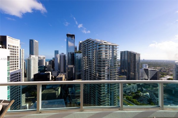 41 SE 5th St #2410 Miami, FL 33131