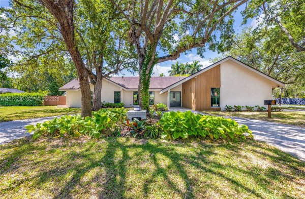 8120 SW 162nd St Palmetto Bay, FL 33157
