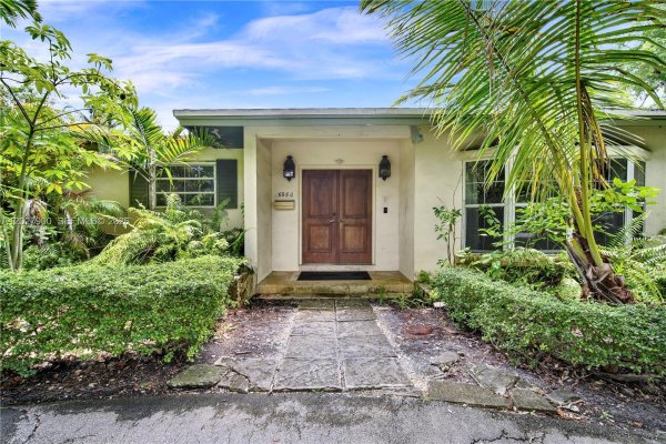 6980 SW 104th St Pinecrest, FL 33156