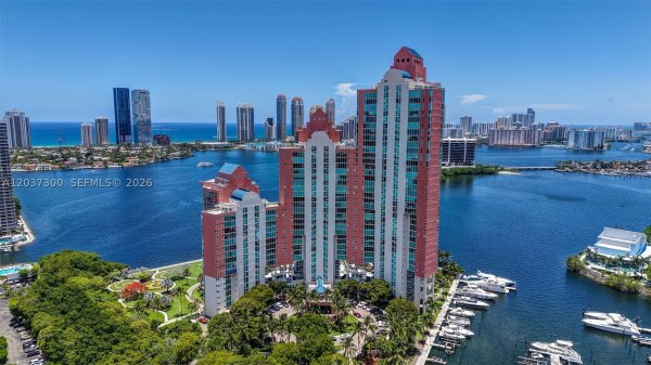 3370 Hidden Bay Dr #UPH3715 Aventura, FL 33180