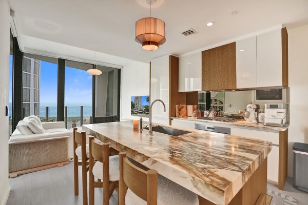 2831 S Bayshore #2204 Miami, FL 33133