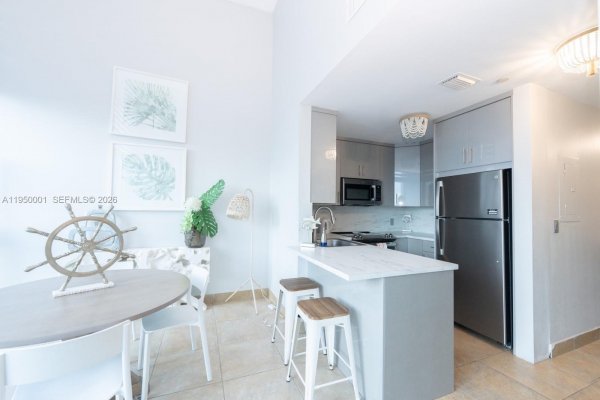 5445 Collins Ave #BAY21 Miami Beach, FL 33140