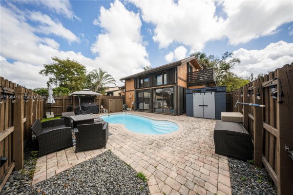 10141 Woodbury Ct Pembroke Pines, FL 33026