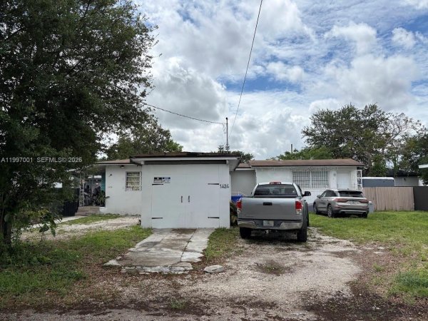 1424 NW 69th St Miami, FL 33147