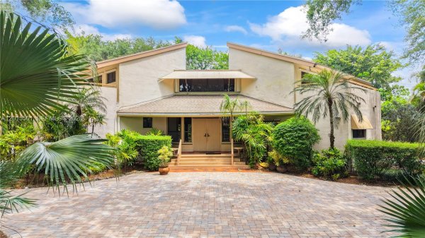 8875 SW 110th St Miami, FL 33176