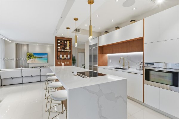 3500 Mystic Pointe Dr #104 Aventura, FL 33180