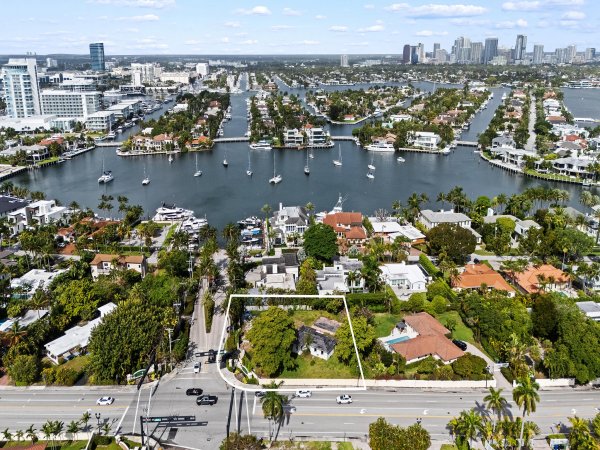 2681 Harbor Bch Fort Lauderdale, FL 33316