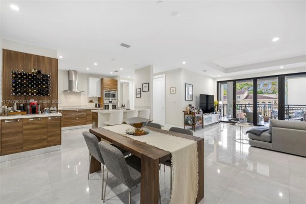 718 Valencia Ave #206 Coral Gables, FL 33134