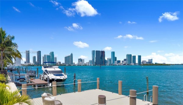 1111 N Venetian Dr Miami, FL 33139