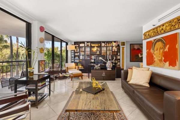 2843 S Bayshore Dr #4B Miami, FL 33133