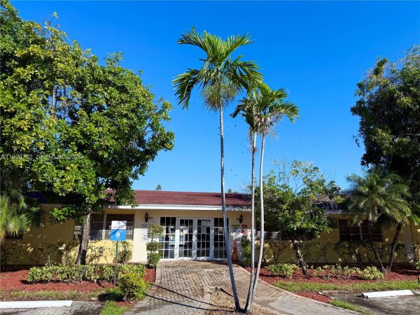 2820 NE 201st Ter #F217 Aventura, FL 33180