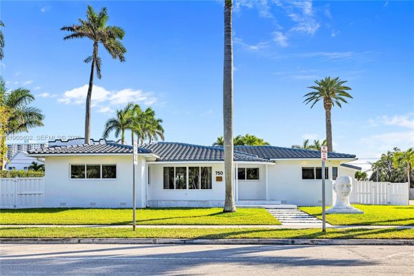 750 Harrison St Hollywood, FL 33019