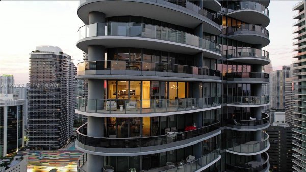 1000 Brickell Plz #3702 Miami, FL 33131