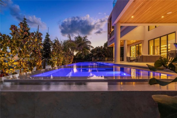 2006 NE 124th St North Miami, FL 33181