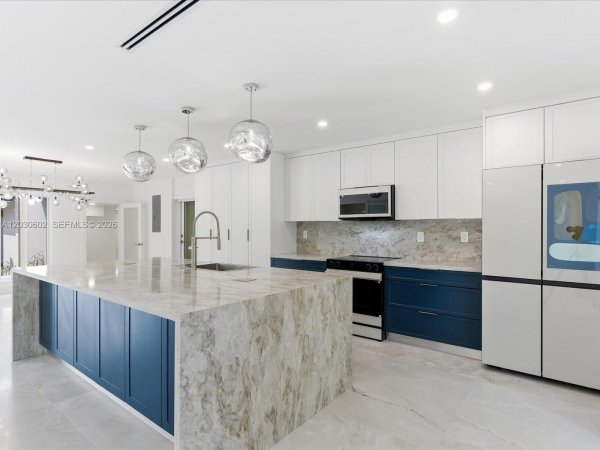 291 E Shore Dr E Miami, FL 33133