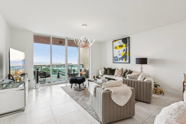 2640 Lake Shr #2008 Riviera Beach, FL 33404