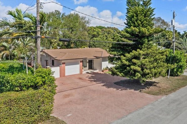 6385 SW 25th St Miami, FL 33155 6385 SW 25th St Miami, FL 33155