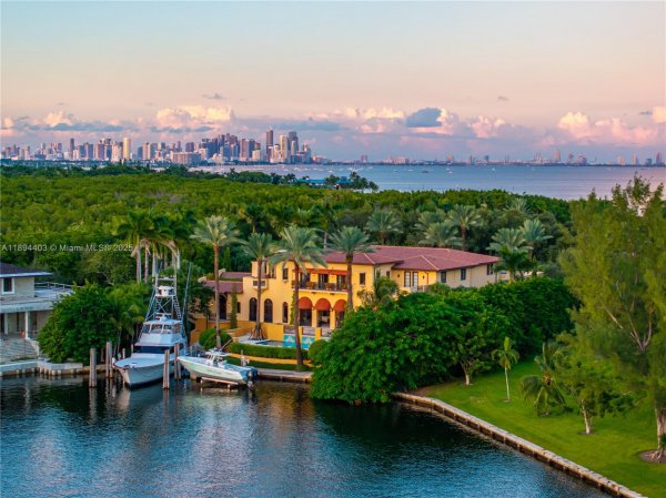 50 Casuarina Concourse Coral Gables, FL 33143 50 Casuarina Concourse Coral Gables, FL 33143