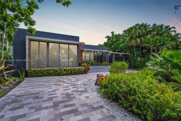 1845 NE 124th St North Miami, FL 33181