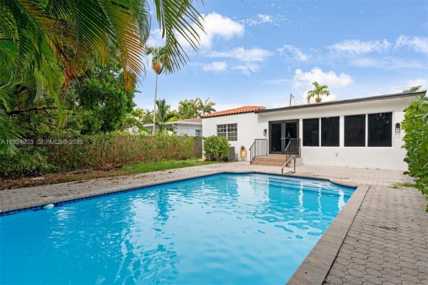 8943 Hawthorne Ave Surfside, FL 33154