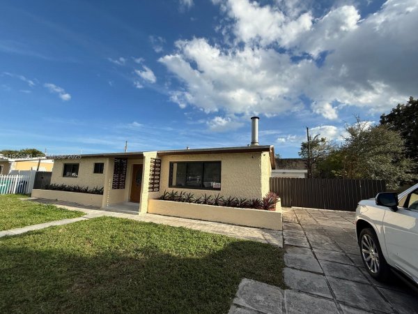 1270 North Dr Miami, FL 33179