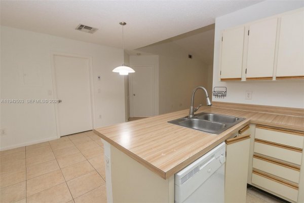 18328 NW 68th Ave #P Hialeah, FL 33015