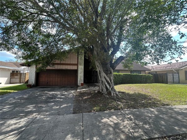 13300 SW 99th Ter Miami, FL 33186