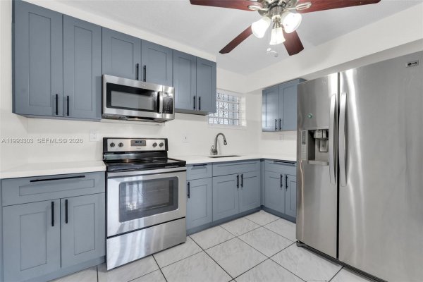 1800 SW 25th St #2305 Miami, FL 33133