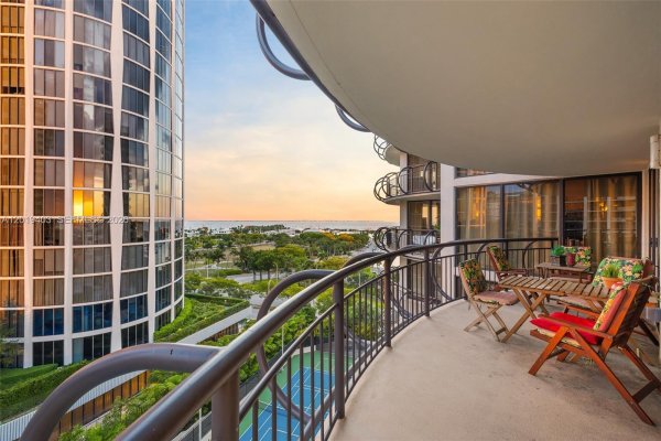 2843 S Bayshore Dr #11F Miami, FL 33133