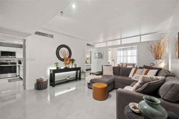 5001 Collins Ave #1E Miami Beach, FL 33140