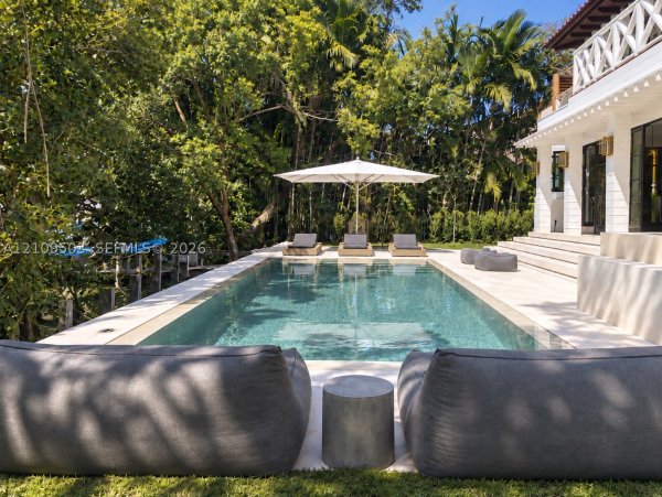 7230 E Lago Dr Coral Gables, FL 33143
