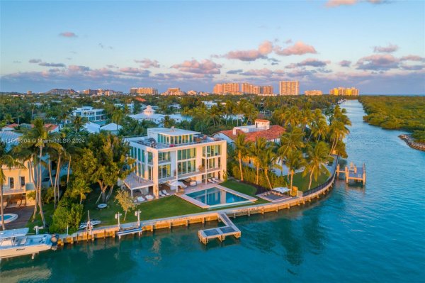440 S Mashta Dr Key Biscayne, FL 33149 440 S Mashta Dr Key Biscayne, FL 33149