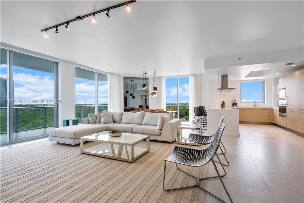 17111 Biscayne Blvd #802 North Miami Beach, FL 33160