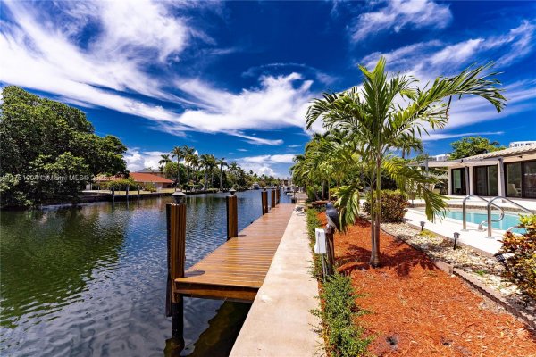 636 Hibiscus Dr Hallandale Beach, FL 33009