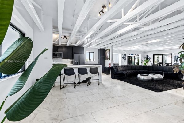 1061 NW North Riv Dr Miami, FL 33136