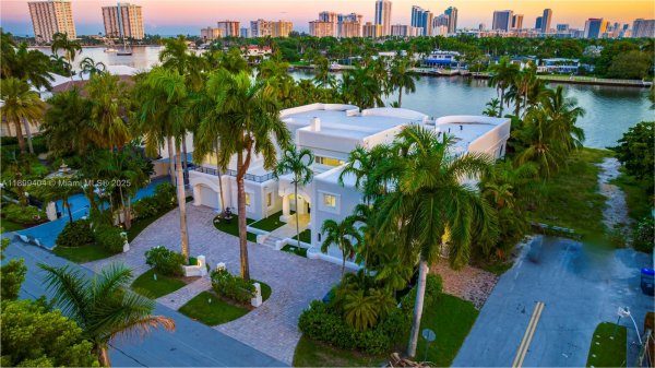 929 N Southlake Dr Hollywood, FL 33019