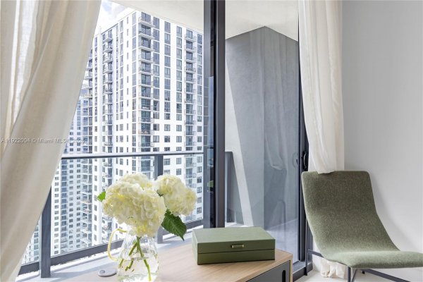 159 NE 6th St #3002 Miami, FL 33132