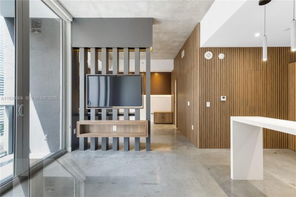 151 SE 1st St #905 Miami, FL 33131