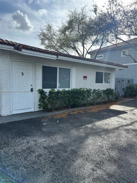 8704 NW 38th Dr Coral Springs, FL 33065
