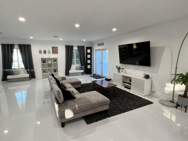 1453 NW 70th St Miami, FL 33147