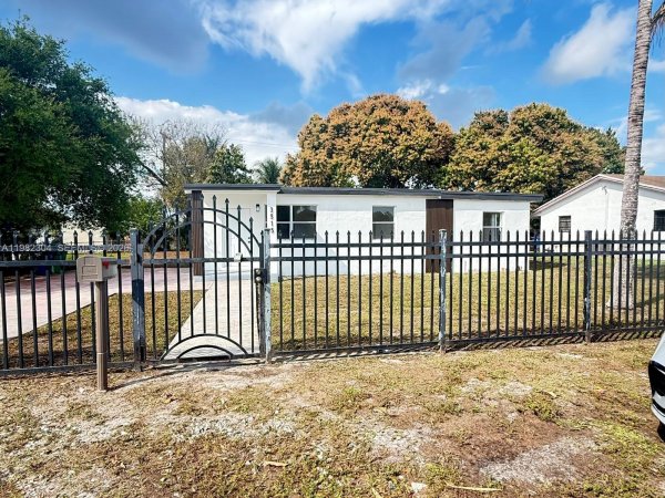 3515 NW 213th St Miami Gardens, FL 33056