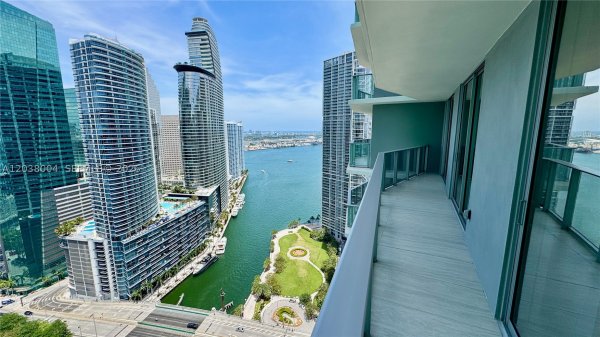77 SE 5th St #4002 Miami, FL 33131