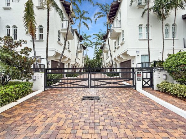 3235 NE 13th Pompano Beach, FL 33062