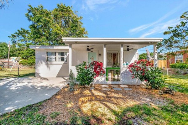 237 SW 3rd Delray Beach, FL 33444