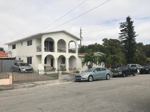 1355 SW 12th St Miami, FL 33135